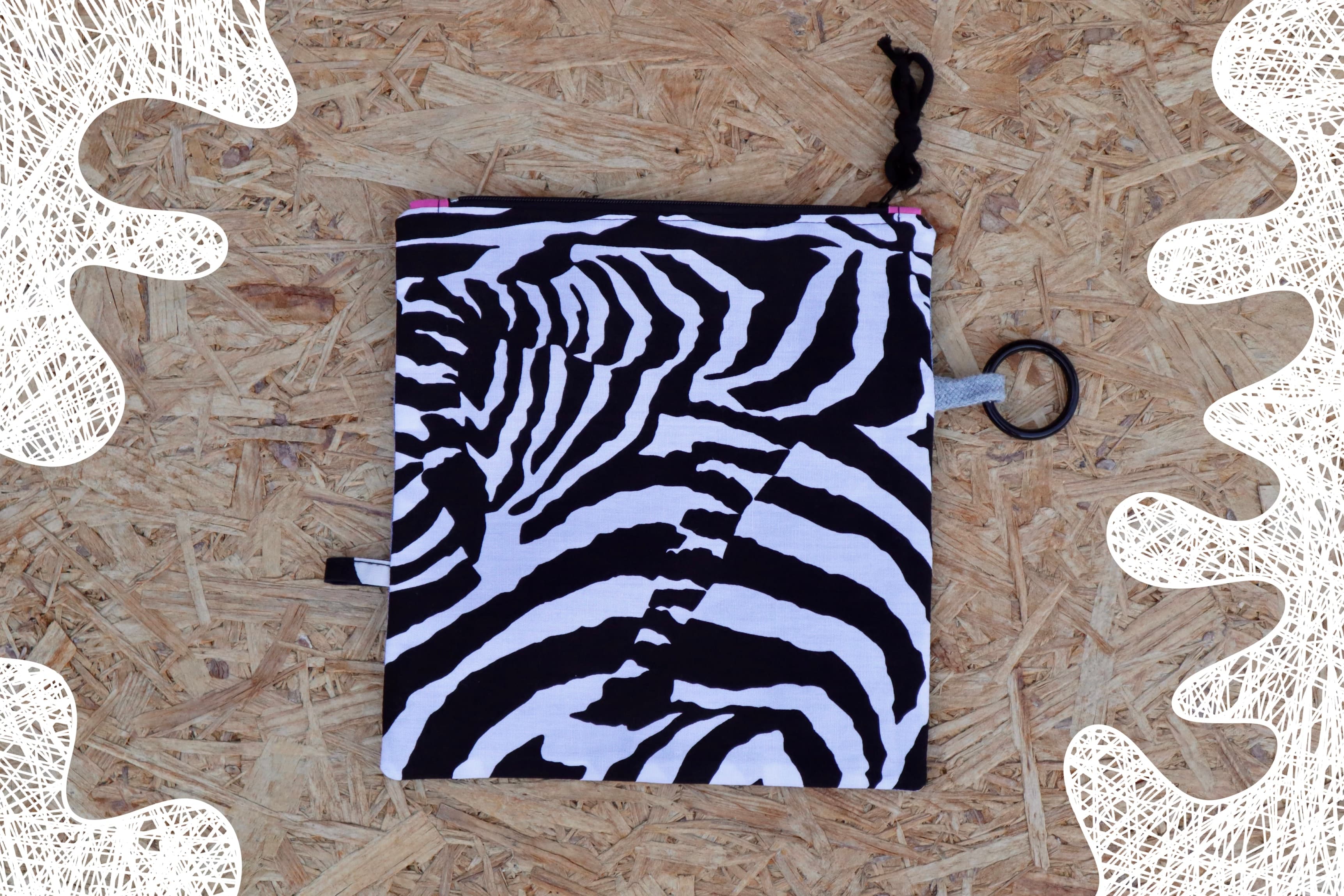 Neseser od platna, sa zebrastim motivom. I mnogo tačkica.